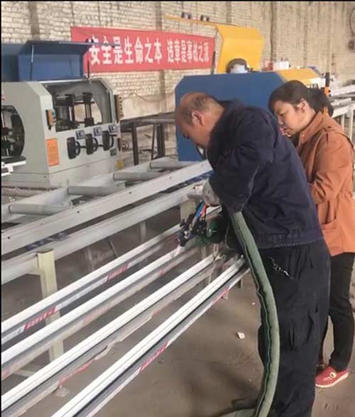 小型聚氨酯灌注發(fā)泡機器 (斷橋發(fā)泡)多少錢(圖1) 小型聚氨酯灌注發(fā)泡機器 (斷橋發(fā)泡)多少錢