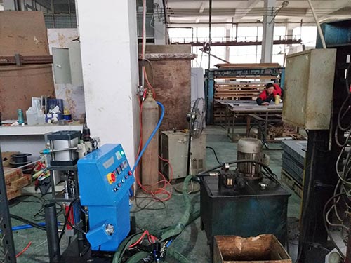 聚氨酯門(mén)板澆注 江蘇聚氨酯發(fā)泡機(jī)(圖1) 江蘇聚氨酯發(fā)泡機(jī)