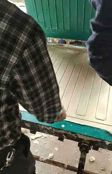 發(fā)泡地磚 聚氨酯發(fā)泡設(shè)備(圖2) 發(fā)泡地磚制作聚氨酯發(fā)泡設(shè)備案例