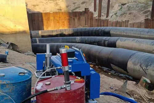 聚氨酯保溫材料管道補(bǔ)口施工專用噴涂設(shè)備(圖2) 聚氨酯保溫材料管道補(bǔ)口施工