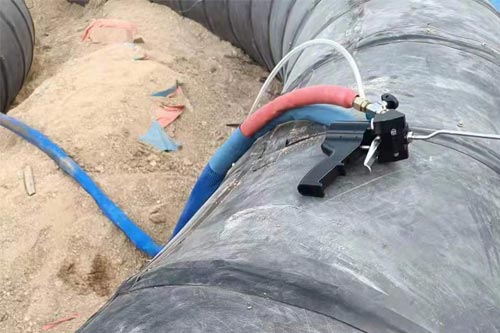 聚氨酯保溫材料管道補(bǔ)口施工專用噴涂設(shè)備(圖3) 聚氨酯保溫材料管道補(bǔ)口施工