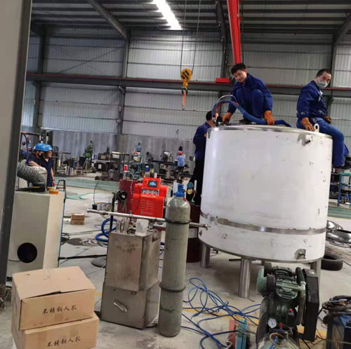 聚氨酯節(jié)能儲(chǔ)罐罐體保溫(圖3) 聚氨酯節(jié)能儲(chǔ)罐罐體保溫灌注