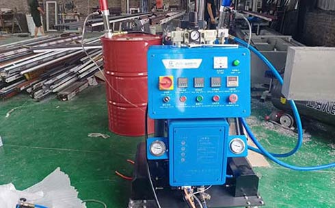 斷橋鋁型材中間填充硬質聚氨酯泡沫(圖1) Q2600D聚氨酯泡沫發(fā)泡機