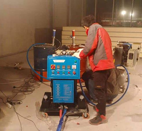 冷庫噴涂聚氨酯機(jī)子是什么樣的(圖2) Q2600冷庫噴涂聚氨酯機(jī)子