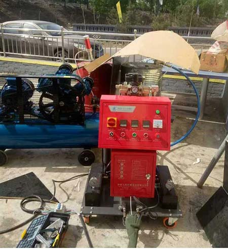 集裝箱聚氨酯噴涂施工發(fā)泡設(shè)備(圖1) 集裝箱聚氨酯噴涂