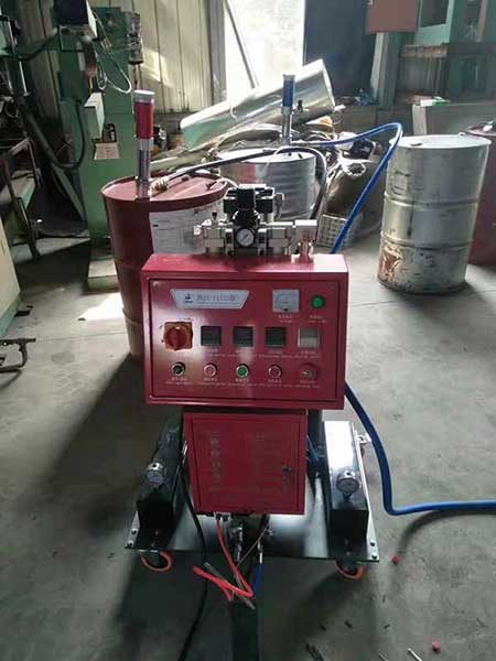 D型水箱澆注聚氨酯發(fā)泡設備