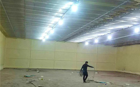 冷庫墻體保溫聚氨酯噴涂機(jī)現(xiàn)場施工(圖1) 冷庫墻體保溫聚氨酯噴涂機(jī)現(xiàn)場施工