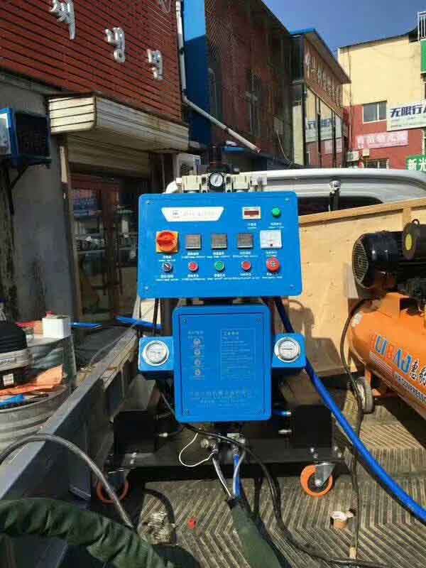 不規(guī)則物體聚氨酯噴涂機(jī) 有什么型號(圖1) 聚氨酯噴涂發(fā)泡機(jī)在吉林公主嶺用于冷庫噴涂施工