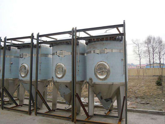 啤酒罐聚氨酯夾層填充澆注 發(fā)泡機(jī)(圖1) 啤酒罐聚氨酯夾層填充澆注