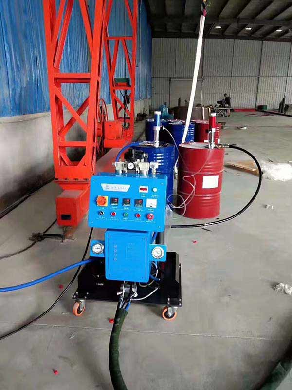 集裝箱夾層保溫噴涂聚氨酯澆注(圖2) 集裝箱夾層保溫噴涂聚氨酯澆注機(jī)設(shè)備